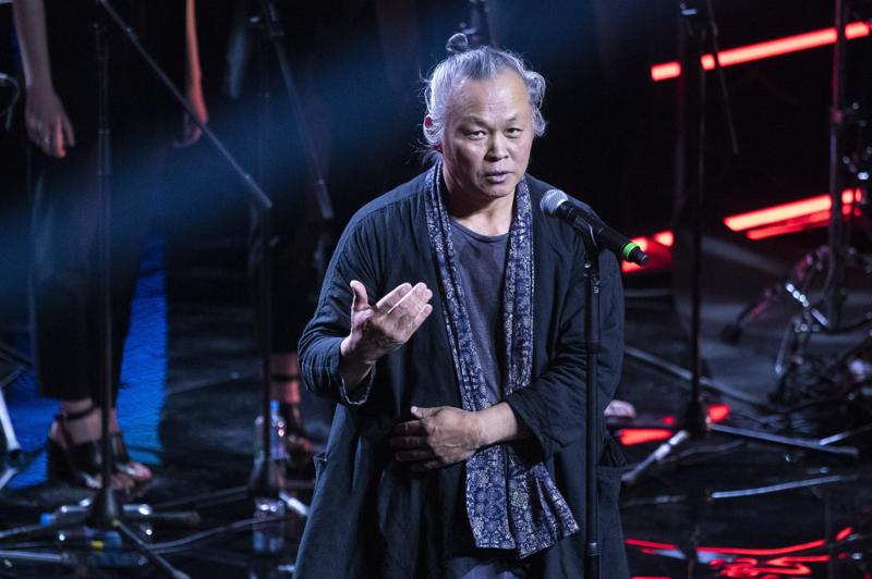 Kim ki-Duk sul palco del Festival internazionale del cinema di Mosca
