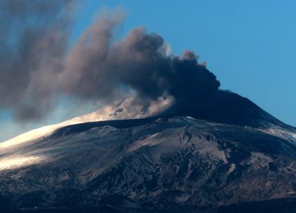 Etna, nuova eruzione dal cratere di sud-est: aumenta anche il tremore