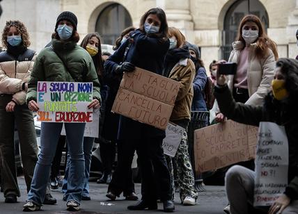 "Sciopero della Dad": cento studenti davanti a Palazzo Lombardia