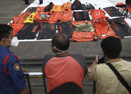 Indonesia, aereo caduto in mare: rinvenuti resti umani e detriti