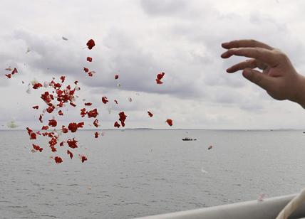 Incidente aereo Indonesia, cerimonia commemorativa vittime sul luogo dove l'aereo si è schiantato in mare