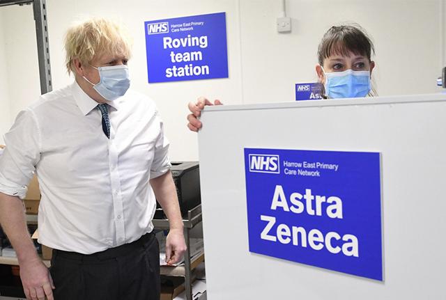 Boris Johnson in visita al The Hive London centro vaccinazioni Covid