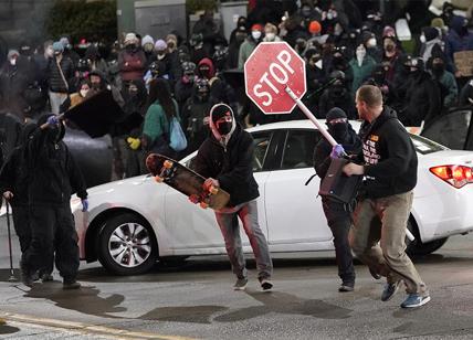 Usa, auto della polizia travolge i pedoni: proteste a Tacoma