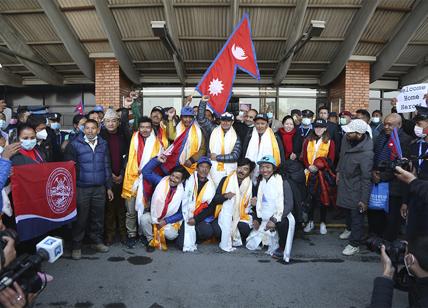 I nepalesi dell'impresa sul K2 accolti da eroi a Katmandou