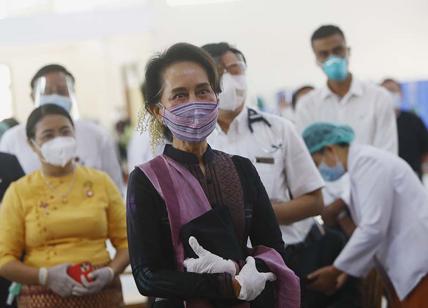Myanmar, Aung San Suu Kyi assiste alle prime vaccinazioni anti-Covid fatte agli operatori sanitari