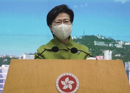Hong Kong, la governatrice Carrie Lam durante una conferenza stampa settimanale
