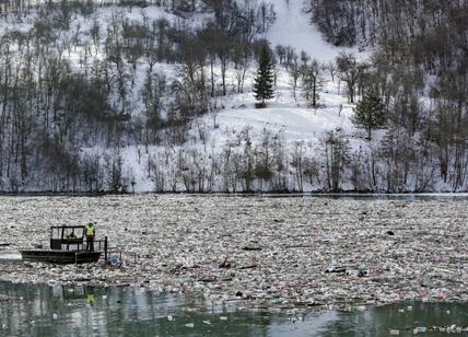 La plastica che si sta mangiando il pianeta è ora anche nell’aria