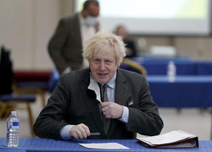 Boris Johnson, si torna ad abbracciarsi e a mangiare in pub e ristoranti