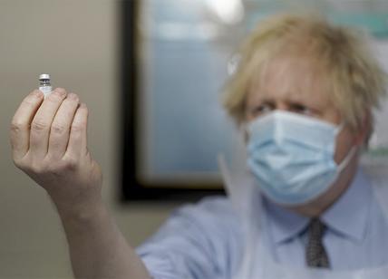 Coronavirus, Boris Johnson visita un centro di vaccinazione nel West Yorkshire