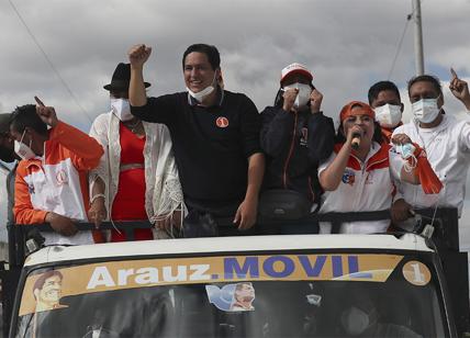 Elezioni Ecuador, il candidato Andres Arauz tra i suoi sostenitori a Salcedo