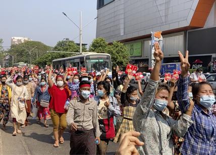 Myanmar, tensione dopo il golpe militare. Migliaia in piazza a protestare