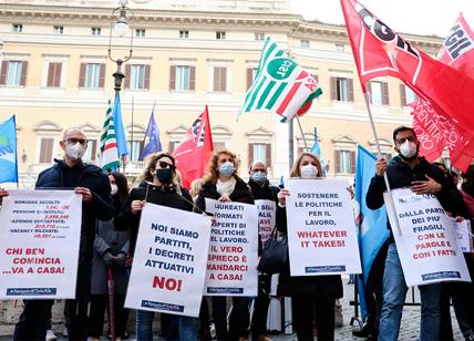 Roma, la protesta dei navigator a Montecitorio