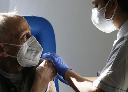 Oxfam e Emergency: "Rinunciare al brevetto per un vaccino accessibile a tutti"