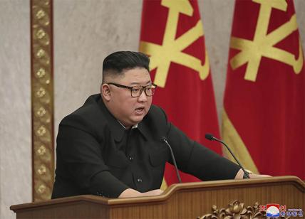 Kim Jong-un, nuovo mistero: spuntano un livido e un cerotto sul collo