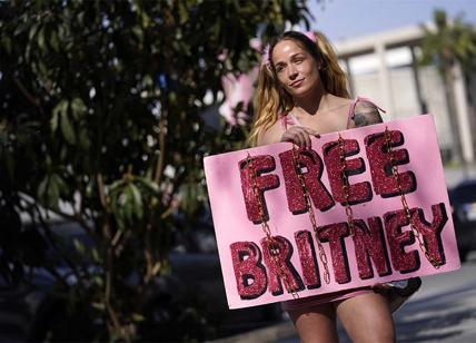 "Free Britney", i fan di Britney Spears fuori dal tribunale di Los Angeles