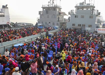 Bangladesh, i rifugiati Rohingya diretti all'isola di Bhasan Char a bordo delle navi della marina