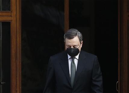 Il presidente del consiglio Mario Draghi esce dalla residenza romana accompagnato dalla scorta