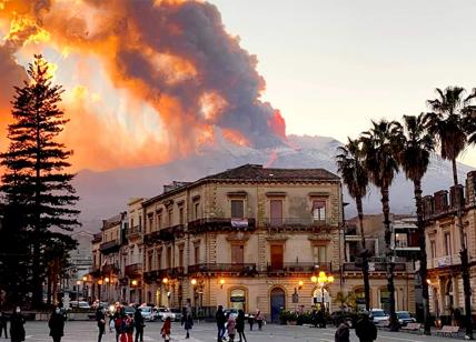 Sicilia, spettacolare eruzione dell'Etna: Catania coperta da cenere lavica