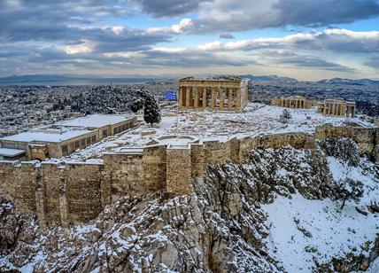 Grecia, la città di Atene sotto la neve