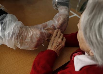 90enne in lacrime a Torino: “Ho fame”. 4 agenti le offrono il piatto preferito