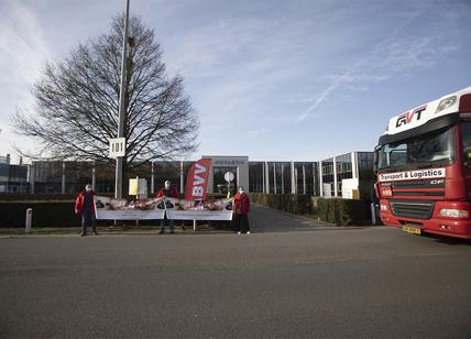 Belgio, sindacati manifestano fuori da varie aziende farmaceutiche a Puurs