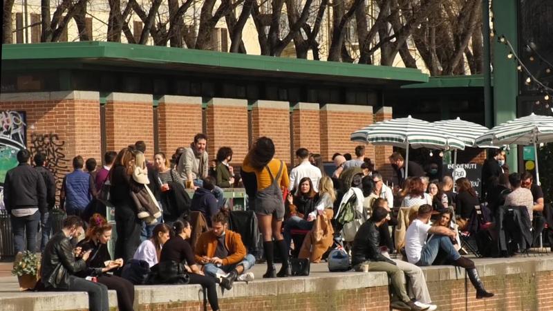 Milano, folla in Darsena per l'ultimo sabato in zona gialla
