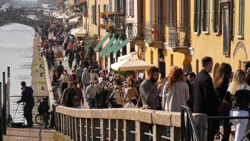 Milano, folla in Darsena per l'ultimo sabato in zona gialla