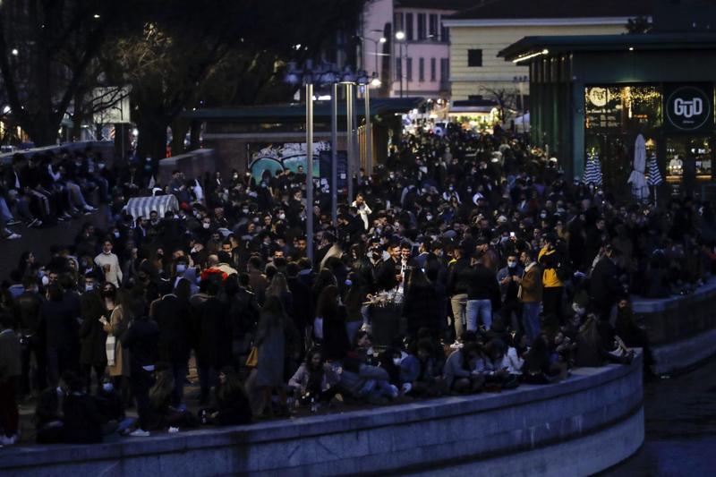 Milano, folla in Darsena per l'ultimo sabato in zona gialla