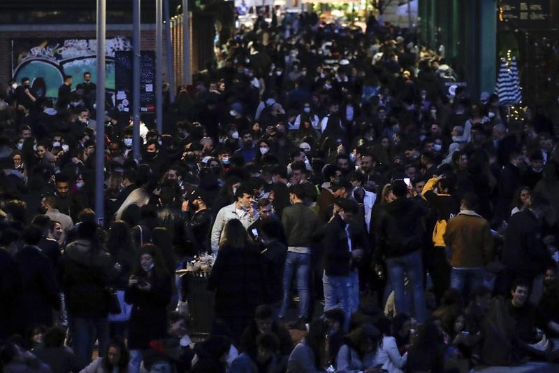 Milano, folla in Darsena per l'ultimo sabato in zona gialla