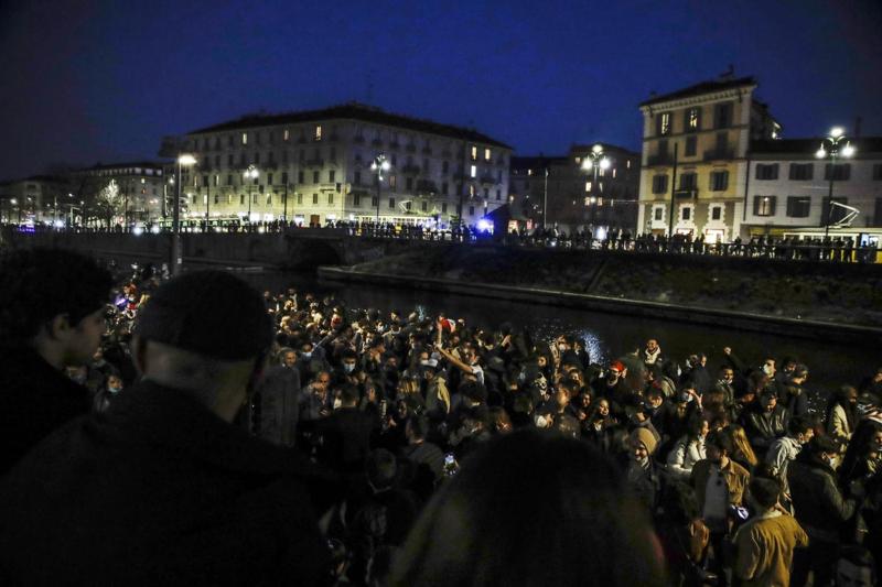 Milano, folla in Darsena per l'ultimo sabato in zona gialla