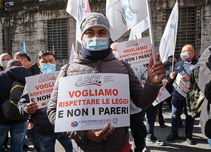 Roma, protesta dei lavoratori del commercio ambulante sotto al Ministero dello sviluppo economico