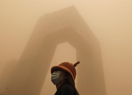 Cina, tempesta di sabbia e inquinamento: Pechino si sveglia "gialla"