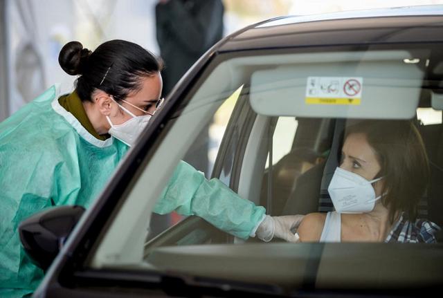 Vaccinazioni anti Covid al drive through del Parco Trenno di Milano