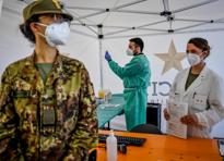 Vaccinazioni anti Covid al drive through del Parco Trenno di Milano 12610742 small