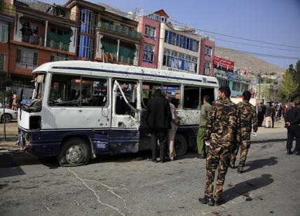 Afghanistan, minibus colpito da una bomba a Kabul