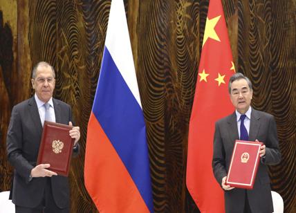 Cina, il ministro degli Esteri Wang Yi in conferenza con la controparte russa Sergey Lavrov