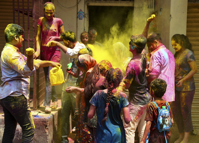 Holi Festival, la festa dei colori in India (fonte Lapresse )