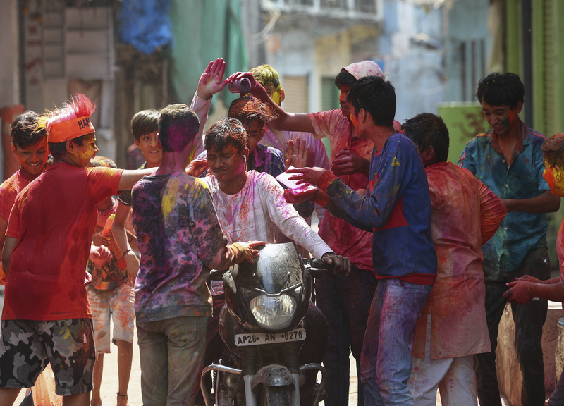 Holi Festival, la festa dei colori in India (fonte Lapresse )