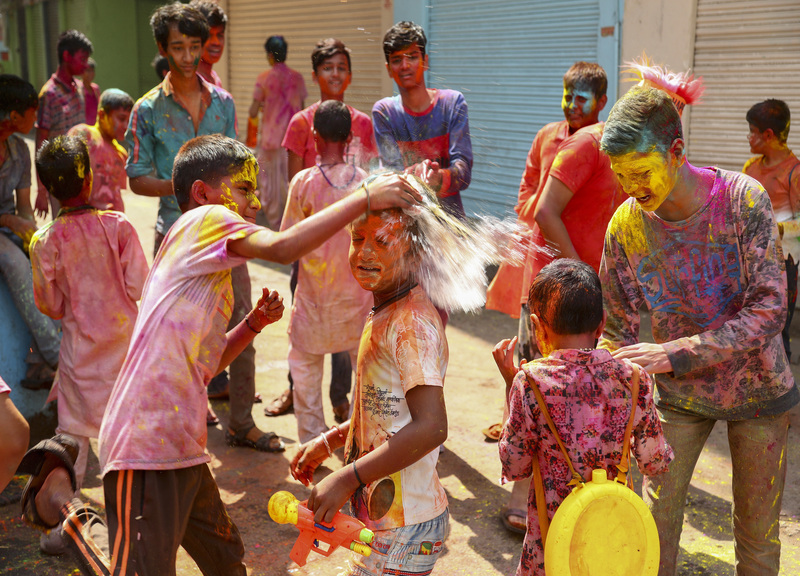 Holi Festival, la festa dei colori in India (fonte Lapresse )