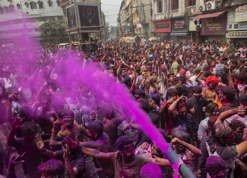 Holi Festival, la festa dei colori in India (fonte Lapresse )