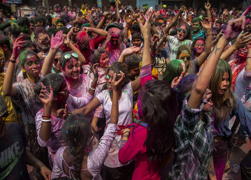 Holi Festival, la festa dei colori in India (fonte Lapresse )