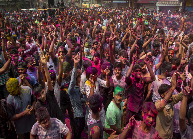 Holi Festival, la festa dei colori in India (fonte Lapresse )