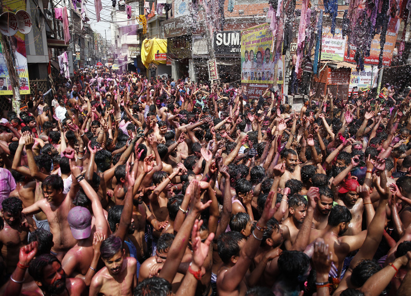 Holi Festival, la festa dei colori in India (fonte Lapresse )