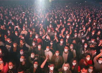 Covid, concerto live a Barcellona: in 5mila con mascherine e test, 6 positivi