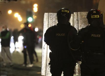 Sesta notte di disordini in Irlanda del Nord: bus dirottato e incendiato a Belfast