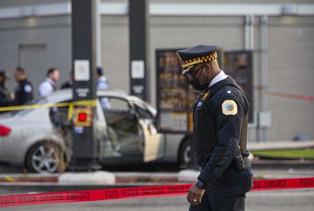Chicago, auto in corsa apre il fuoco sulla folla: quattro morti e 14 feriti. È caccia all'aggressore