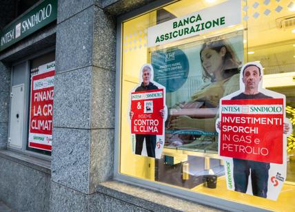 Torino, Greenpeace e ReCommon manifestano contro Banca Intesa Sanpaolo