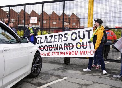 Manchester, contestazioni anti-Glazer. I tifosi invadono l' Old Trafford