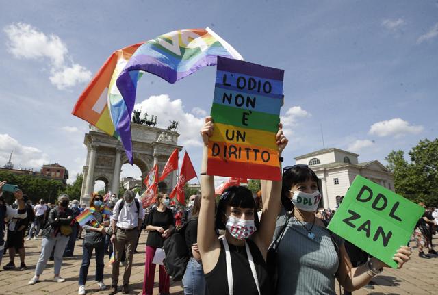 Milano, grande manifestazione per il Ddl Zan contro l'odio omotransfobico Lapresse Milano, grande manifestazione per il Ddl Zan contro l'odio omotransfobico Lapresse