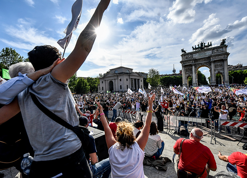 Milano, grande manifestazione per il Ddl Zan contro l'odio omotransfobico Lapresse